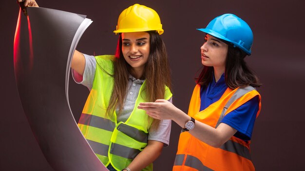 Ingenieros de la construcción mujeres trabajando juntos y discutiendo el plan del proyecto.