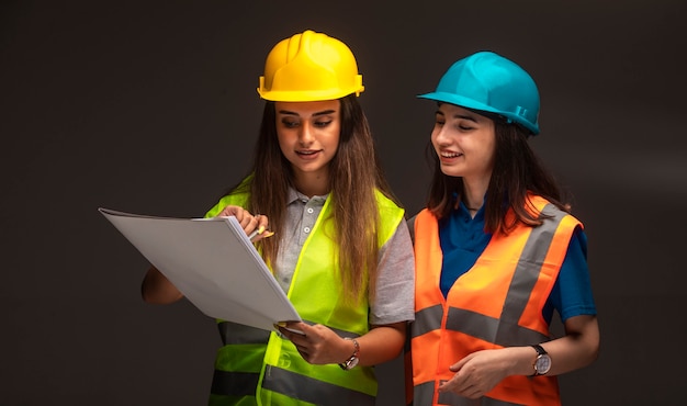 Ingenieros de la construcción mujeres trabajando juntos y discutiendo el plan del proyecto.