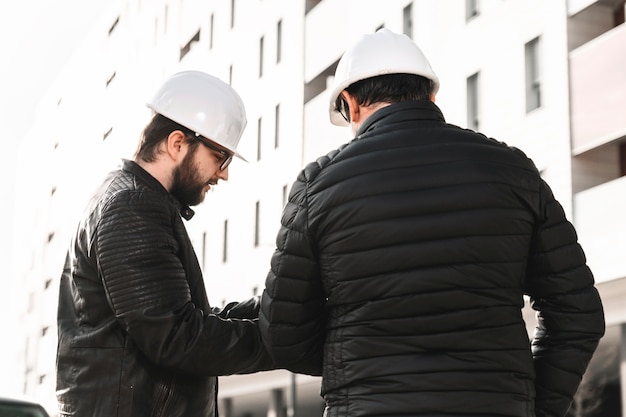 Ingenieros discutiendo planes en la calle