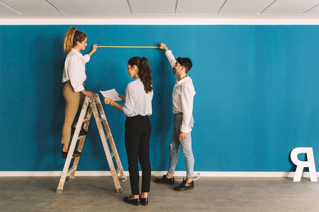 Ingenieros enfrente de pared azul