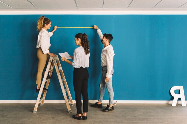 Ingenieros enfrente de pared azul