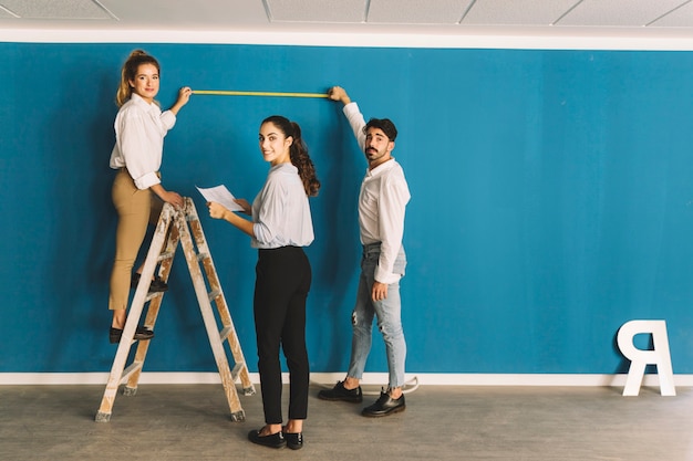 Ingenieros enfrente de pared