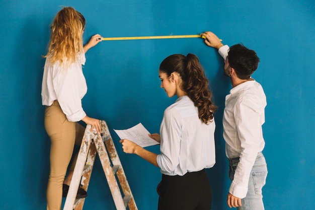 Ingenieros mediando pared