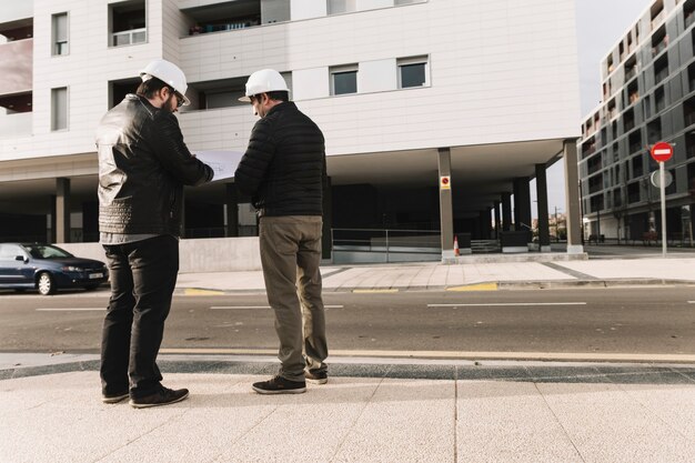 Ingenieros mirando borradores