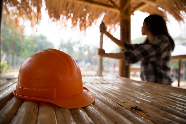 Ingenieros o trabajadores que llevan sombreros y palos para los templos.