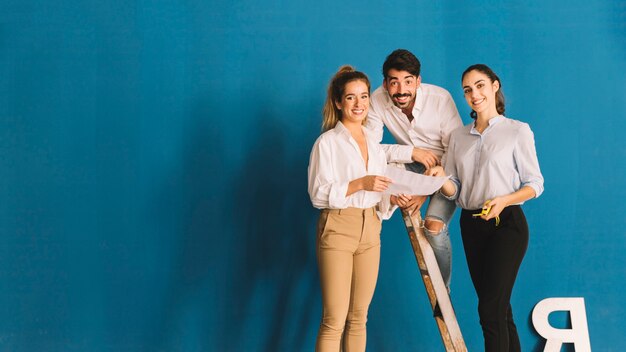 Ingenieros posando en escalera