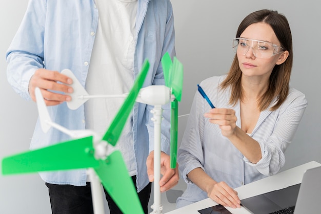 Ingenieros que trabajan en innovaciones energéticas