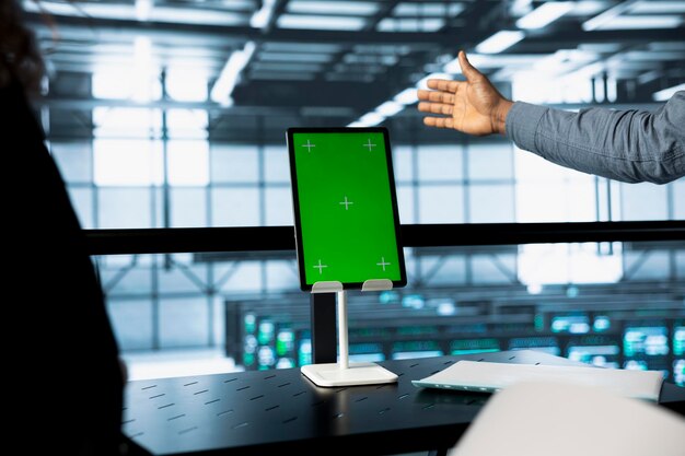 Ingenieros que utilizan una tableta de maqueta en el centro de datos que gestionan la virtualización del servidor