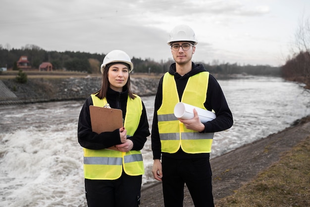 Ingenieros de tiro medio con casco