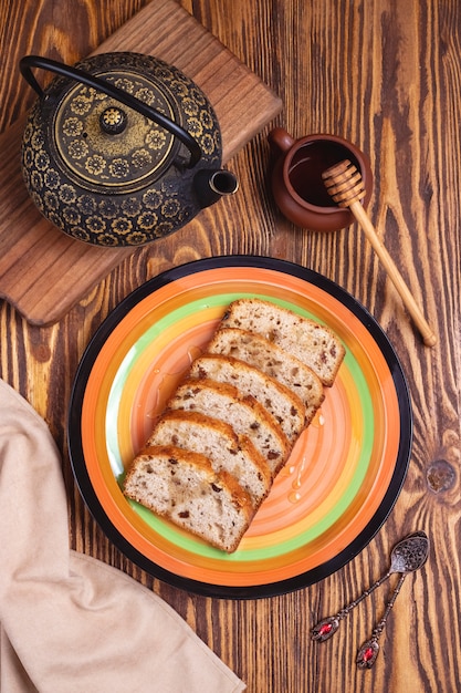 Inglés pastel de pasas de miel y una olla de té vista superior