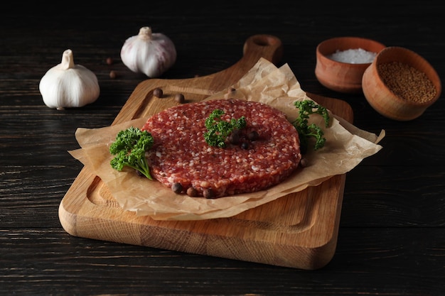 Foto gratuita ingrediente para cocinar carne molida de carne a la parrilla