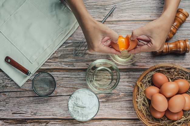 Foto gratuita ingrediente para hornear: harina, huevo, leche y rodillo, vista superior