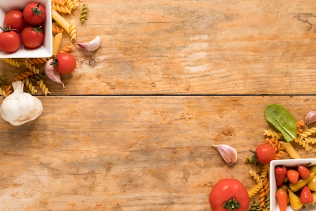 Ingrediente de pasta en la esquina de fondo de madera