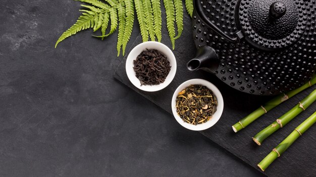 Ingrediente té seco y palo de bambú con hojas de helecho