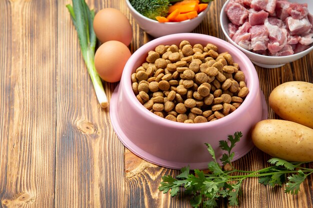 Ingredientes de alimentos para mascotas frescos y saludables en superficie oscura