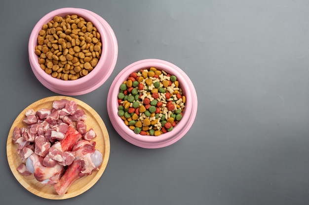 Ingredientes de alimentos para mascotas frescos y saludables en superficie oscura