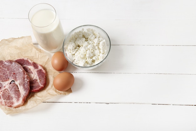 Foto gratuita ingredientes de alimentos saludables en la mesa de madera blanca