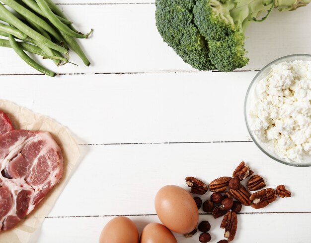 Ingredientes de alimentos saludables en la mesa de madera blanca