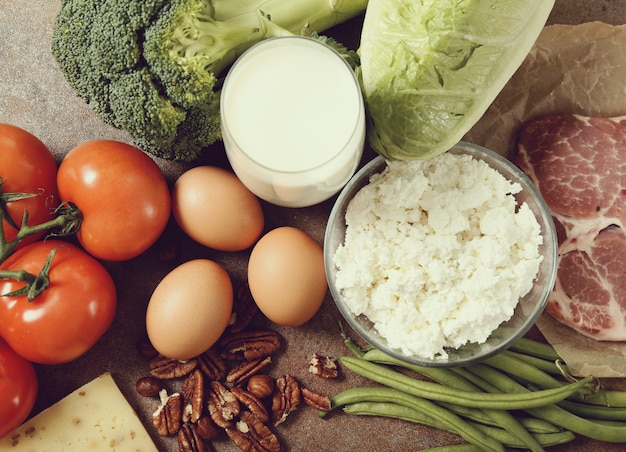 Ingredientes de alimentos saludables en mesa rústica