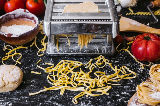 Foto gratuita ingredientes alrededor de la máquina de pasta