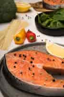 Foto gratuita ingredientes de alto ángulo con filete de salmón