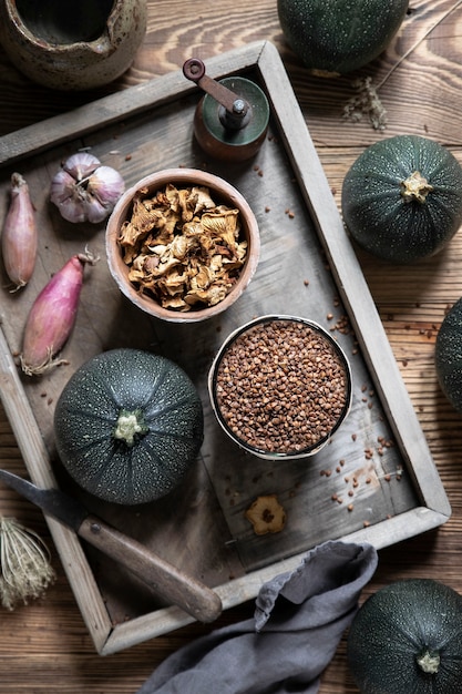 Foto gratuita ingredientes de calabacín redondo relleno de rebozuelos en caja de madera