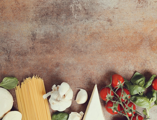 Foto gratuita ingredientes para cocinar pasta