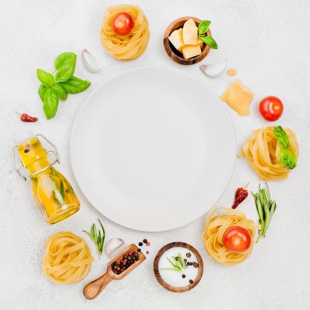Foto gratuita ingredientes de comida italiana con plato