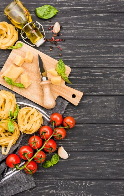 Ingredientes de comida italiana en tablero de madera