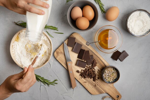 Ingredientes deliciosos muffins en la cocina.