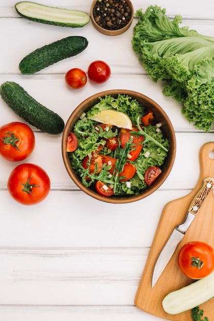 Foto gratuita ingredientes para ensalada sabrosa