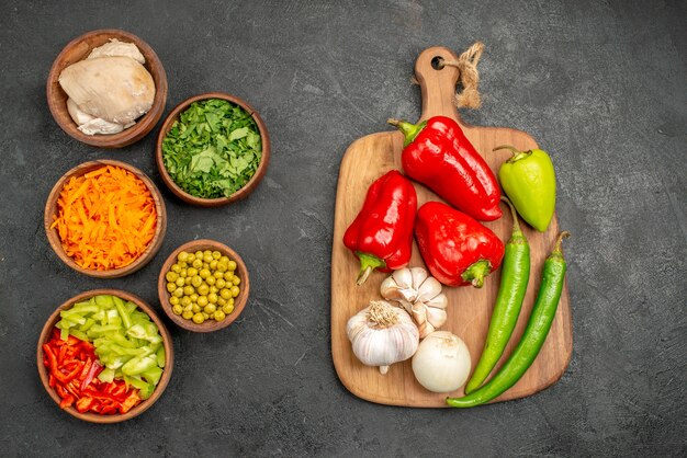 Ingredientes de la ensalada de la vista superior con pollo y verduras en la comida dietética de la ensalada de la salud de la mesa oscura