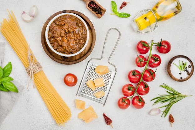 Ingredientes para espagueti a la boloñesa en la mesa