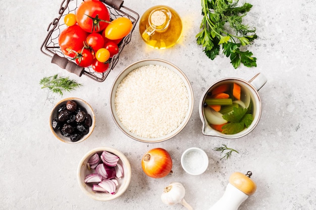 Foto gratuita ingredientes para hacer una guisada de verduras griegas con tomates de arroz y queso feta