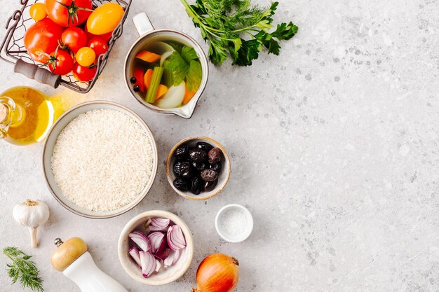 Ingredientes para hacer una guisada de verduras griegas con tomates de arroz y queso feta