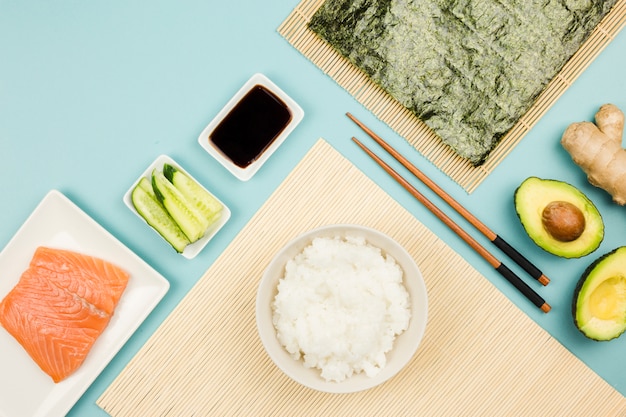 Ingredientes para hacer sushi vistos desde arriba