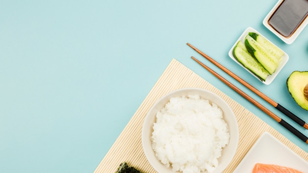 Ingredientes para hacer sushi vistos desde arriba