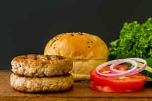 Foto gratuita ingredientes de hamburguesa en la mesa