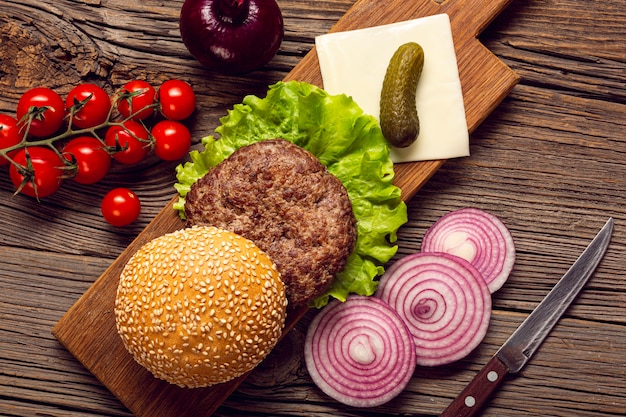 Ingredientes de hamburguesa de primer plano en tabla de cortar