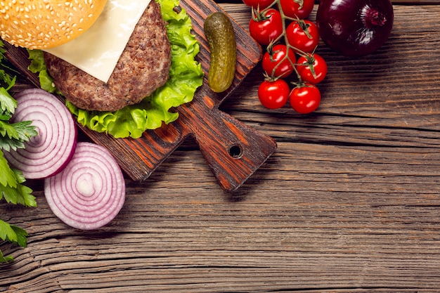 Ingredientes de hamburguesa de primer plano en tabla de cortar