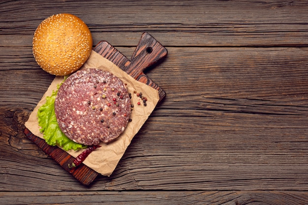 Ingredientes de la hamburguesa en una tabla de cortar