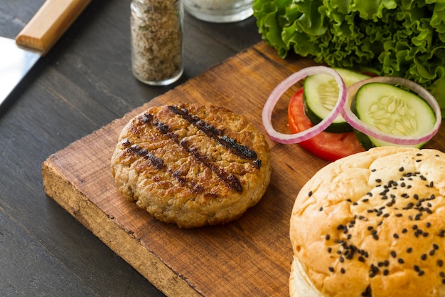 Ingredientes de hamburguesa en tablero de madera