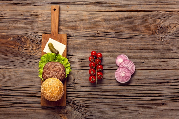 Ingredientes de la hamburguesa vista superior en mesa de madera