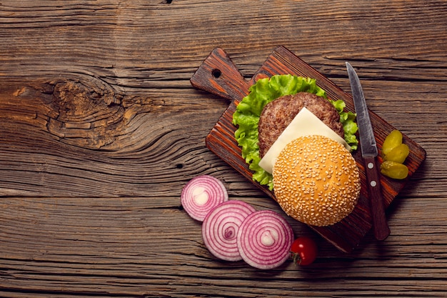 Ingredientes de la hamburguesa vista superior en mesa de madera