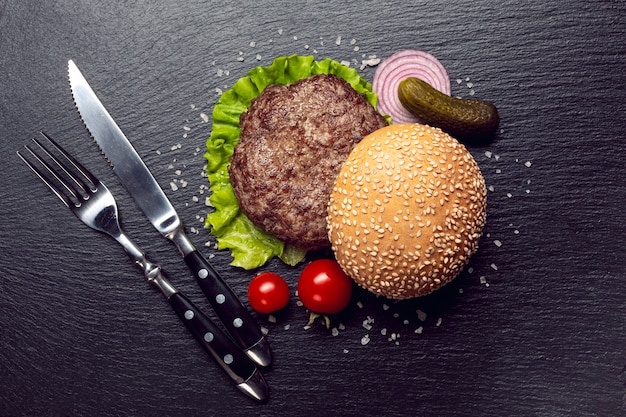 Ingredientes de la hamburguesa vista superior sobre un fondo sucio