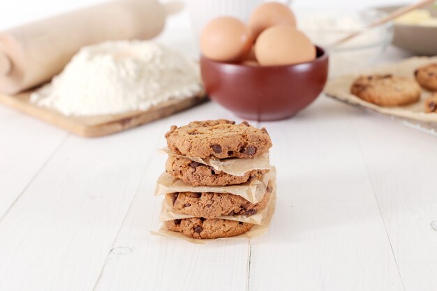 Ingredientes para hornear galletas y galletas de chocolate.