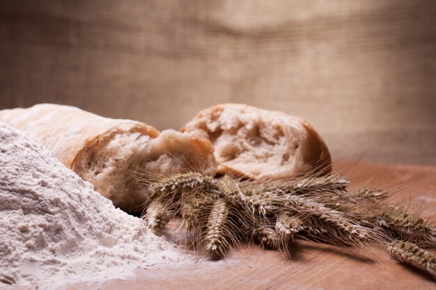 Ingredientes para hornear en mesa de madera