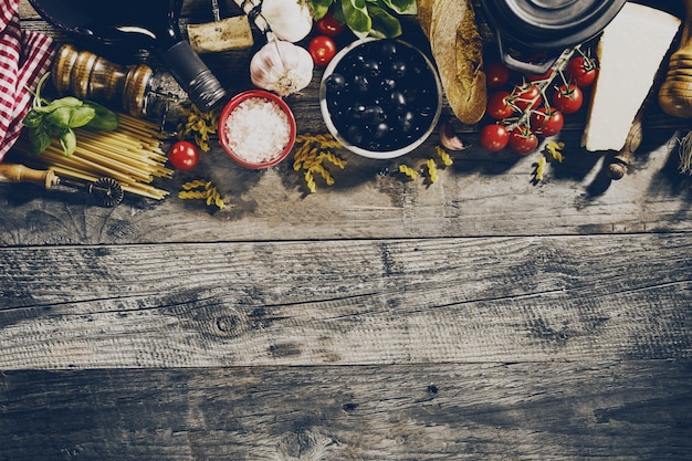 Ingredientes italianos apetitosos frescos sabrosos de la comida en viejo fondo de madera rústico. Listo para cocinar. Inicio Italiano Comida Saludable Concepto De Cocina. Viraje.