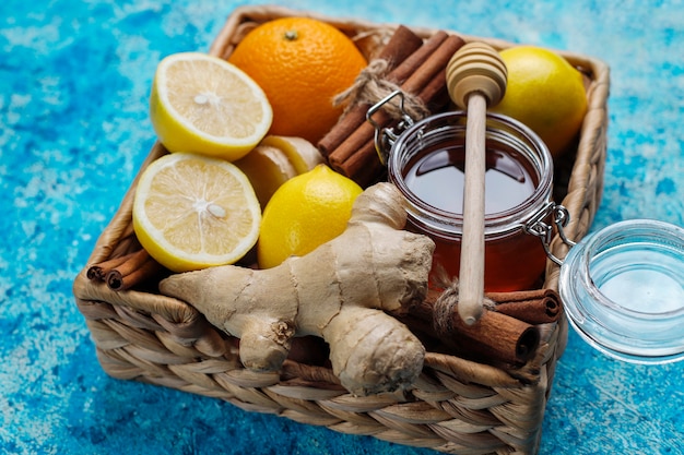 ingredientes: jengibre fresco, limón, palitos de canela, miel, clavos secos para hacer que la inmunidad aumente la bebida saludable de vitaminas