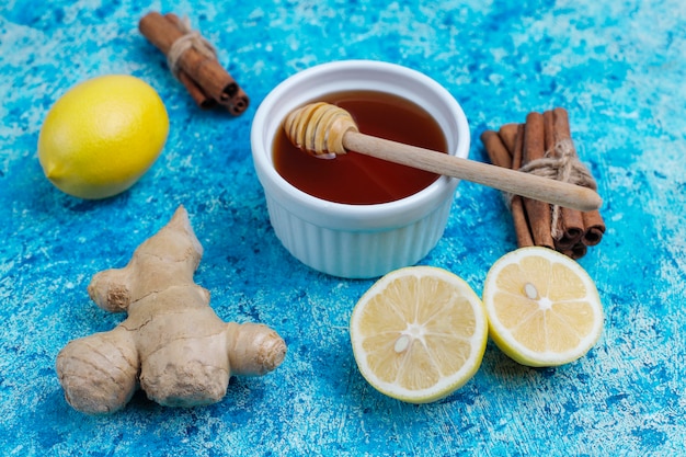 ingredientes: jengibre fresco, limón, palitos de canela, miel, clavos secos para hacer que la inmunidad aumente la bebida saludable de vitaminas